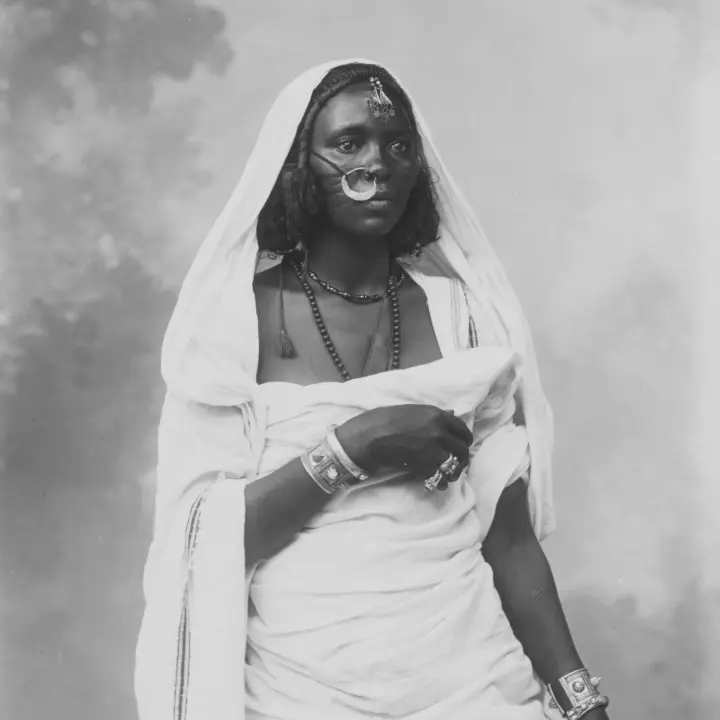 アフリカ人女性のモノクロ写真。